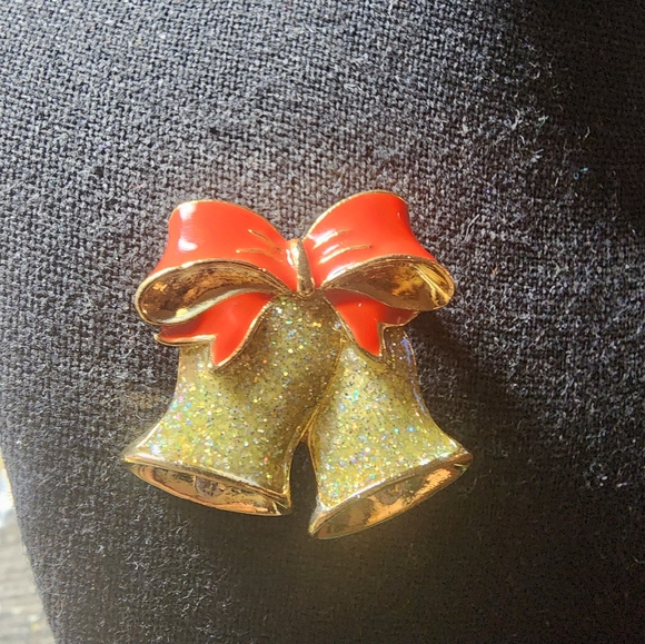 Vintage Avon Nina Ricci signed Bell Brooch - Picture 1 of 3